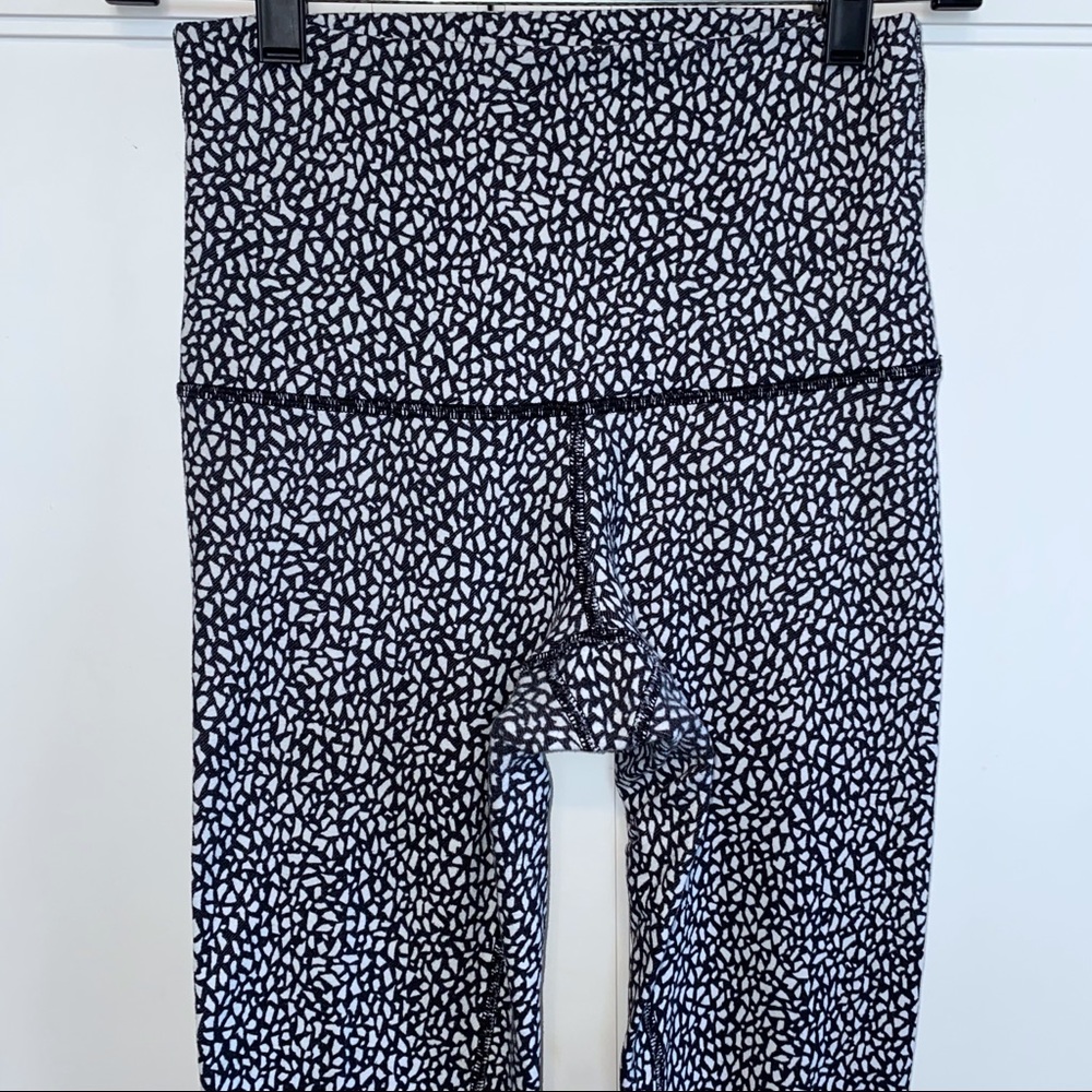 Lululemon Wunder Under Crop (Hi-Rise)
Miss Mosaic Black 6 - Picture 7 of 13